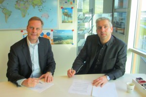 Falck Safety Services and Van Oord sign contract low res